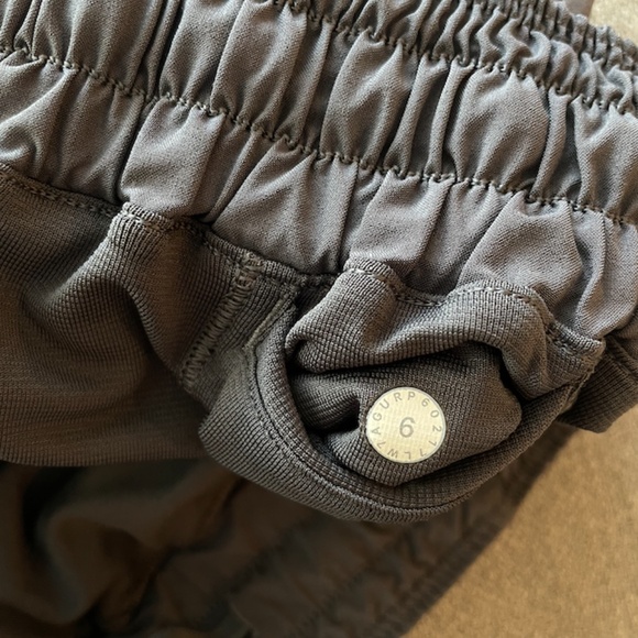 Lululemon Hotty Hot Low-Rise Lined Short 2.5" - Picture 5 of 5